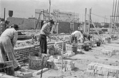 845056 Afbeelding van de bouw van vijftig woningen in de omgeving van het Looplantsoen te Utrecht.